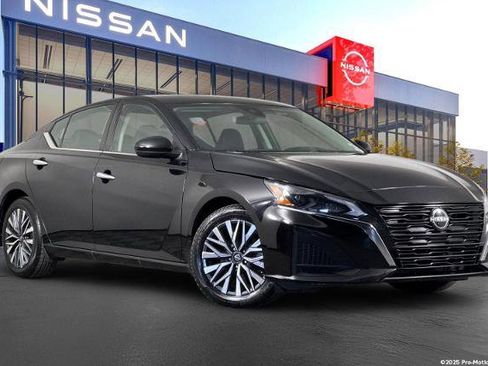 Certified 2023 Nissan Altima 2.5 SV FWD image 1