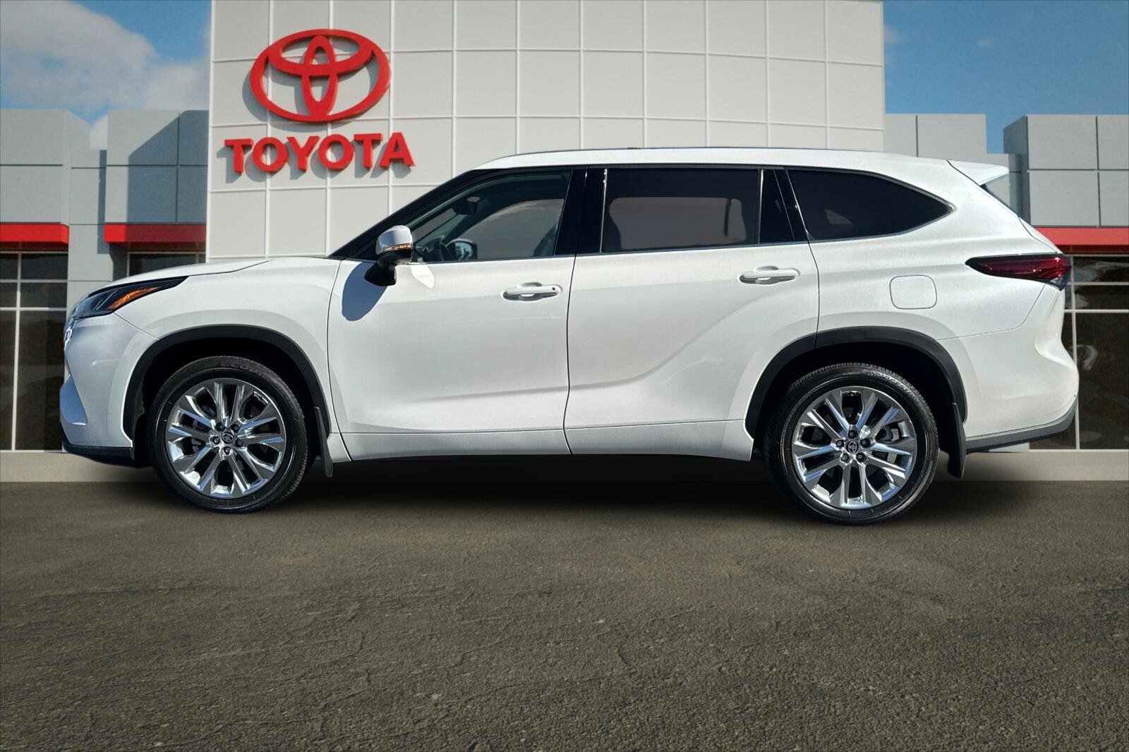 Certified 2021 Toyota Highlander Limited AWD/4WD image 6