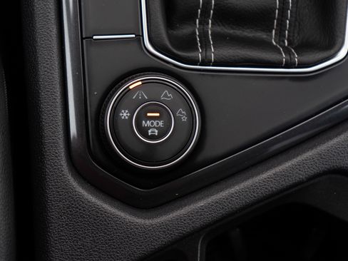 Certified 2023 Volkswagen Tiguan SE w/ Panoramic Sunroof Package image 23