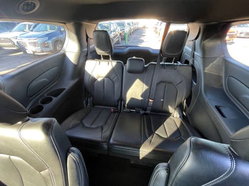 Used 2025 Chrysler Pacifica Select image 17