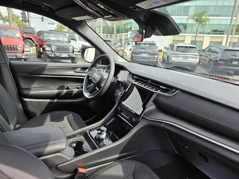 New 2025 Jeep Grand Cherokee L Laredo image 29