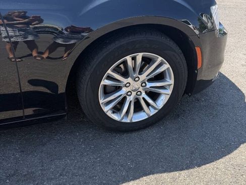 Used 2017 Chrysler 300 C RWD image 12