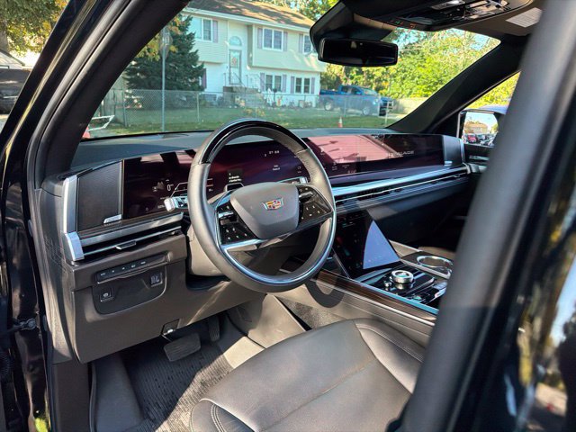 Used 2025 Cadillac Escalade ESV Luxury AWD/4WD image 38