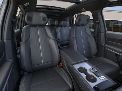 New 2026 Cadillac Vistiq Luxury image 16