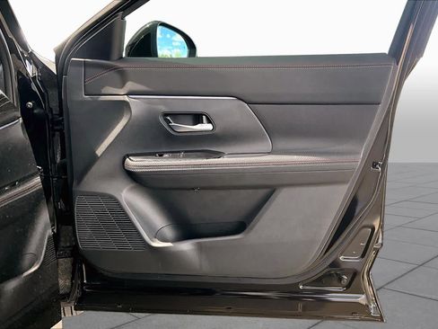 Used 2025 Nissan Kicks SR w/ SR Premium Package FWD image 23