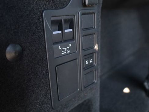 Used 2024 Land Rover Discovery Dynamic SE image 32