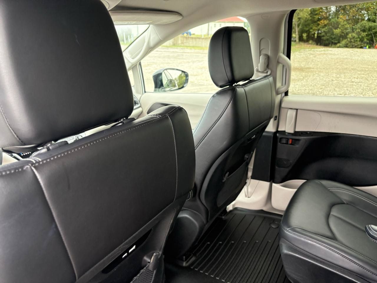 Used 2024 Chrysler Pacifica Limited FWD image 31