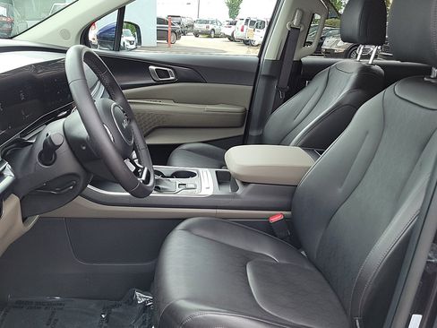 Used 2025 Kia Carnival FWD image 12