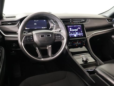 Used 2024 Jeep Grand Cherokee Laredo w/ Luxury Tech Group I AWD/4WD image 2