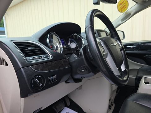 Used 2014 Chrysler Town & Country Touring-L w/ Driver Convenience Group FWD image 16
