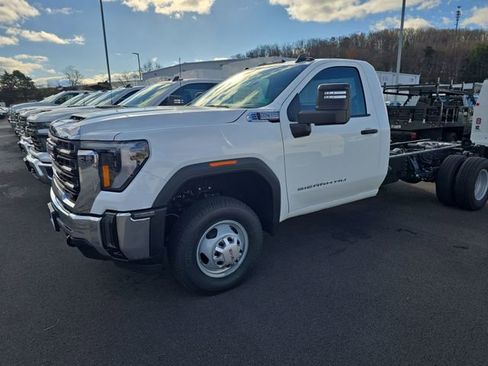 New 2026 GMC Sierra 3500 Pro w/ Convenience Package image 2