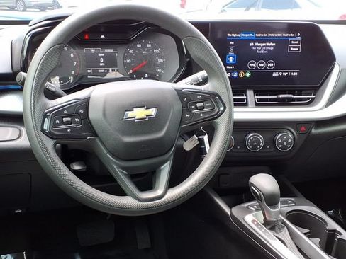 Used 2025 Chevrolet Trax LS w/ LS Convenience Package FWD image 14