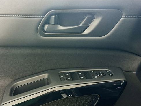 Used 2025 Nissan Pathfinder SV FWD image 19