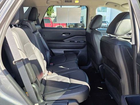 Used 2025 Nissan Pathfinder SL AWD/4WD image 12