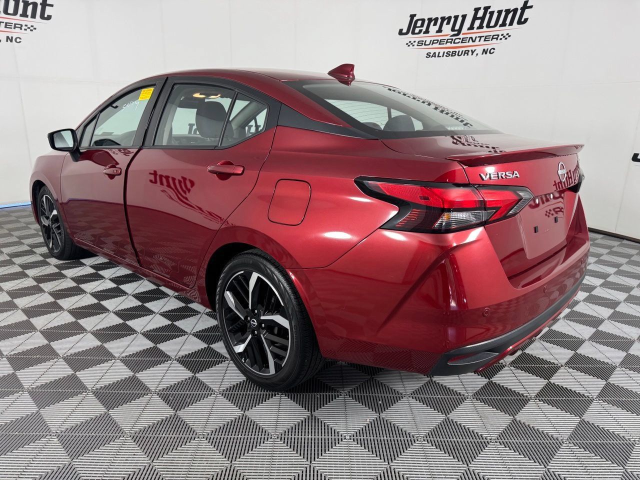 Used 2025 Nissan Versa SR FWD image 9