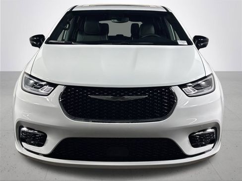 New 2026 Chrysler Pacifica Limited w/ Uconnect Theater Family Group image 3