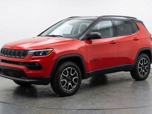 Used 2025 Jeep Compass Trailhawk AWD/4WD image 3