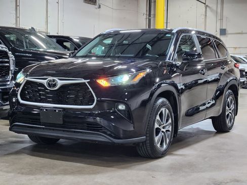 Used 2023 Toyota Highlander XLE image 4