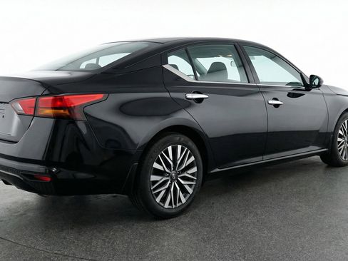 Used 2025 Nissan Altima 2.5 SV image 9