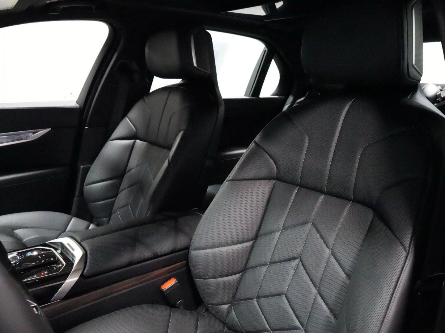 Used 2024 BMW 760i xDrive w/ Executive Package AWD/4WD image 4