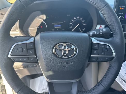 New 2025 Toyota Sienna XLE image 18