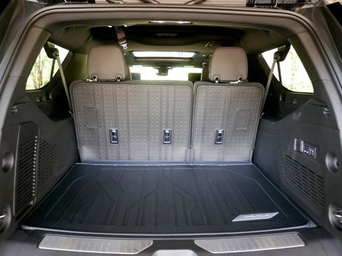 Used 2025 Chevrolet Suburban High Country image 32