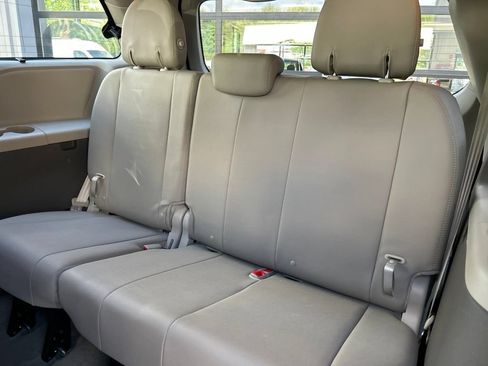 Used 2017 Toyota Sienna XLE Premium FWD image 34