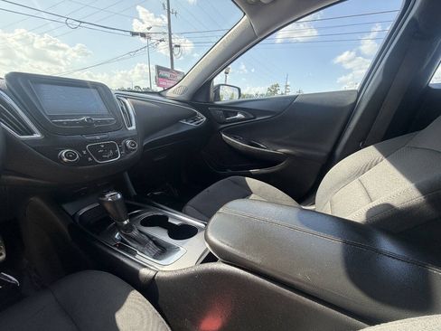 Used 2017 Chevrolet Malibu LT FWD image 19