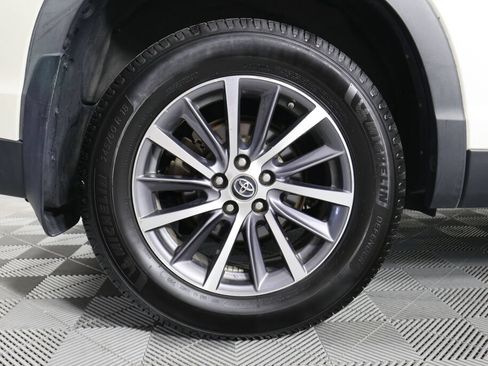 Used 2019 Toyota Highlander XLE w/ Carpet Mat Package (TMS) AWD/4WD image 7
