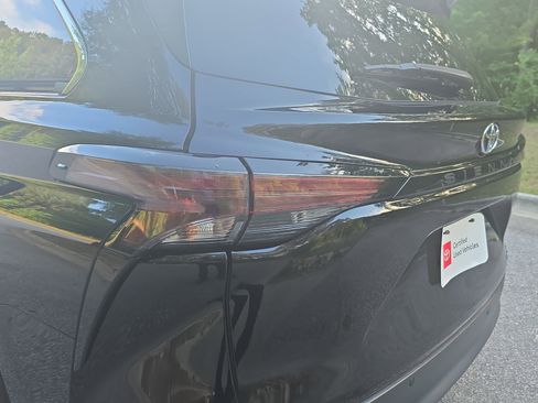 Used 2023 Toyota Sienna XLE FWD image 34