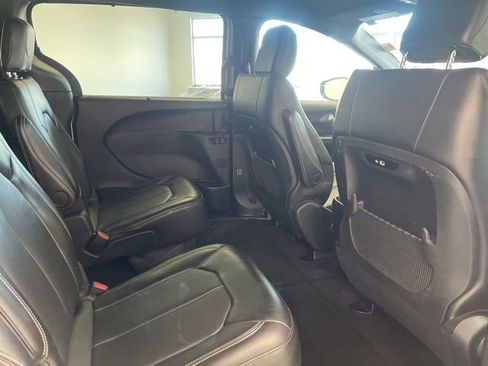 Used 2025 Chrysler Pacifica Select image 32