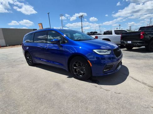 Used 2021 Chrysler Pacifica Touring-L w/ Uconnect Theater Family Group FWD image 2