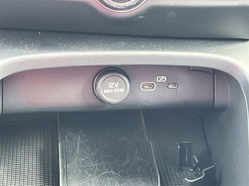 Used 2025 Volvo XC40 B5 Core w/ Climate Package image 37