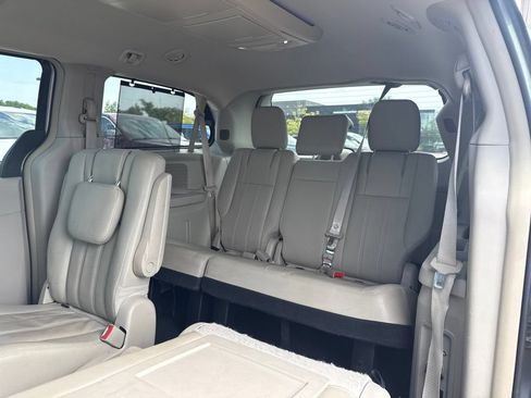 Used 2015 Chrysler Town & Country Touring-L w/ Driver Convenience Group FWD image 9