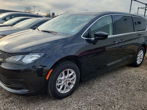 Used 2022 Chrysler Voyager LX image 8