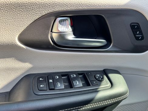 Used 2023 Chrysler Pacifica Touring-L FWD image 15