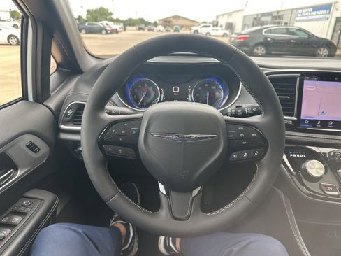 Used 2025 Chrysler Pacifica Limited FWD image 11