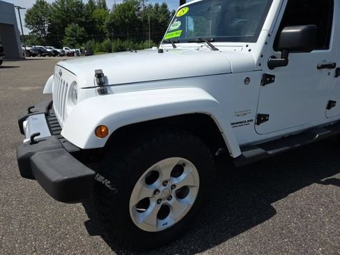 Used 2015 Jeep Wrangler Unlimited Sahara w/ Connectivity Group AWD/4WD image 13