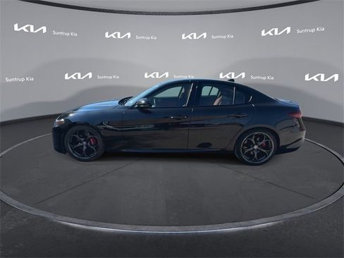 Used 2017 Alfa Romeo Giulia Ti w/ TI 19" Sport Package image 10
