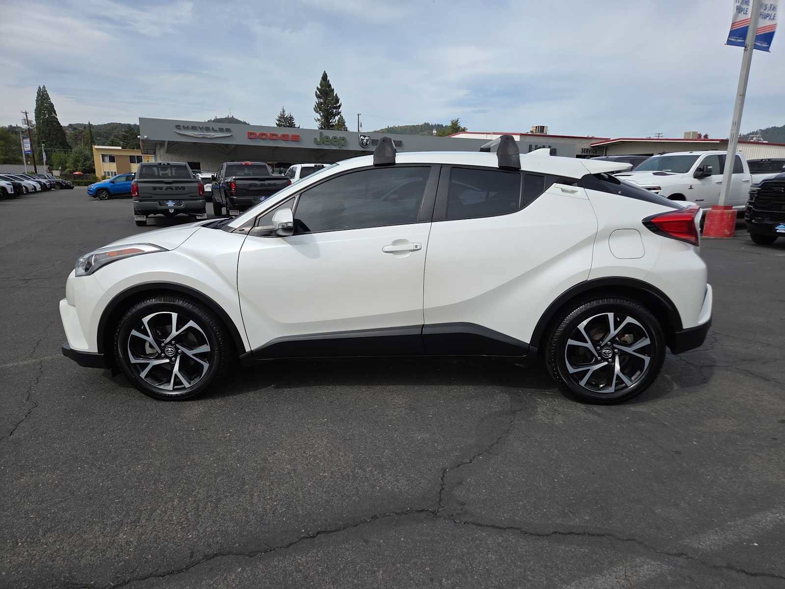 Used 2018 Toyota C-HR XLE FWD image 11
