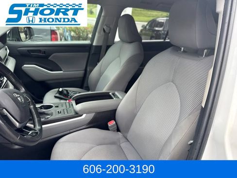 Used 2021 Toyota Highlander LE AWD/4WD image 14