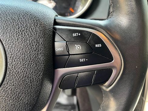 Used 2018 Jeep Grand Cherokee Laredo image 16