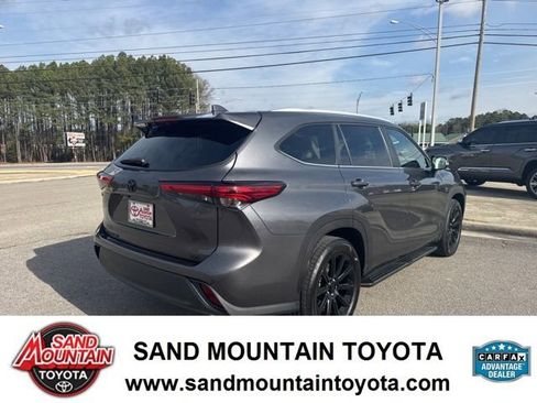 Used 2023 Toyota Highlander XLE image 3