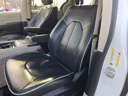 Certified 2023 Chrysler Pacifica Limited FWD image 28