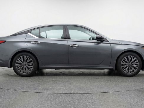 Used 2025 Nissan Altima 2.5 SV FWD image 11