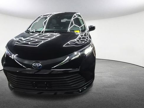 Used 2025 Toyota Sienna LE FWD image 2