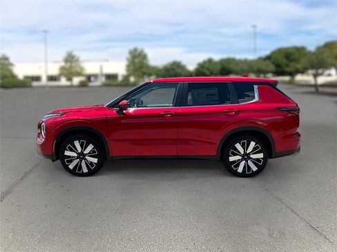 New 2025 Mitsubishi Outlander SE image 4