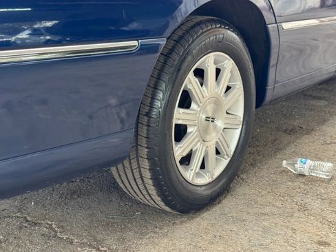 Used 2010 Lincoln Town Car Signature Limited RWD image 37