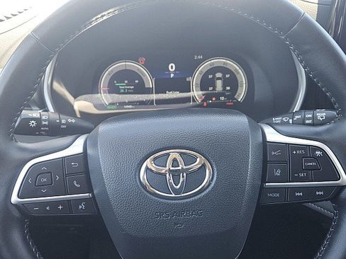 Used 2025 Toyota Highlander Limited AWD/4WD image 16