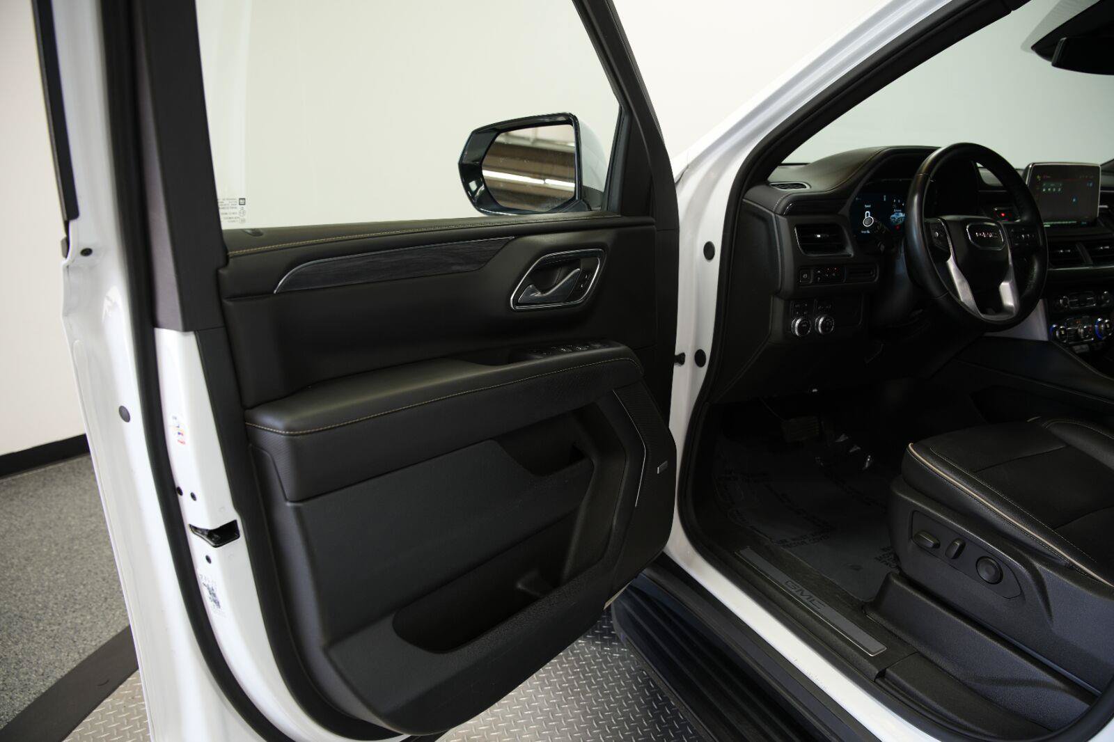 Certified 2024 GMC Yukon SLT AWD/4WD image 35